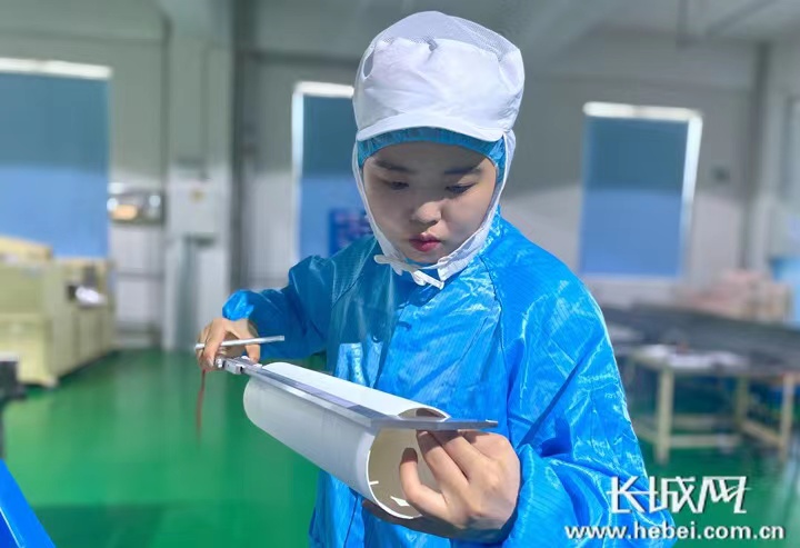 潘雪在記錄紙管紙張含水量變化 潘雪在記錄紙管紙張含水量變化