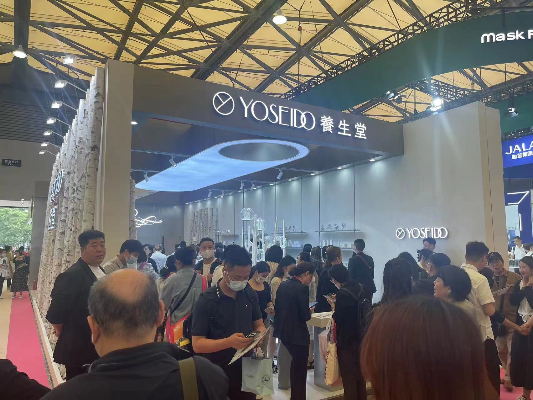 軍興溢美走進第27屆CBE上?；瘖y品展