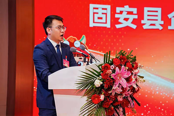 縣委書記韓金虎宣讀獲獎企業名單,并為其業頒獎 縣委書記韓金虎宣讀獲獎企業名單,并為其業頒獎